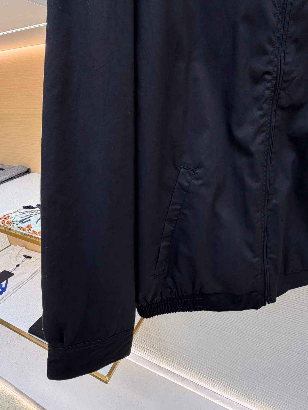 Ralph Lauren embroidered zipper jacket ●Original version: Purchased and developed for 2490 ●Item No.: 1681895-B20 ●Fabric: Cotton double-strand fine bias elegant fabric ●Technology: Embroidery production ●Color: Black ●Version: Fitted version ●Weight: about 625 grams ●Size: S-M-L-XL ●Description: Customized cotton double-strand fine bias elegant fabric, soft and silky, comfortable and close to the skin Using an extremely pure black tone as the background, a touch of light gold pony logo embroidery is embellished on the chest. It is even more dazzling due to the black background. Low-key and powerful. Subtle changes in gloss inject breathing and vitality into the black jacket. Outline a high-end silhouette with extreme simplicity. Show taste in silent places. Style understanding. Universal adaptability, using imported machine embroidery technology. Use advanced computer control system and sophisticated mechanical components to realize the iconic pony embroidery operation with high precision. The lines are smooth and delicate. The template machine opens the bag with a preset template to guide the position, shape and size of the bag. The accuracy ensures the quality of the bag opening effect. The infrared positioning cutting machine uses an infrared transmitter and an infrared receiver to achieve precise positioning of the material. The accuracy can reach the micron level to meet the effect of high-precision cutting of plaid alignment. The fabrics have been carefully washed and have a better hand feel and texture. They are not easy to deform, not easy to shrink, not easy to fade, and maintain long-term beauty. The overall wiring is straight and delicate, the fabric is comfortable and soft, and the color is consistent without color difference. It can be matched with the same style to create a fashionable look and control various occasions. Customized accessories, complete with three standards, same style for men and women!